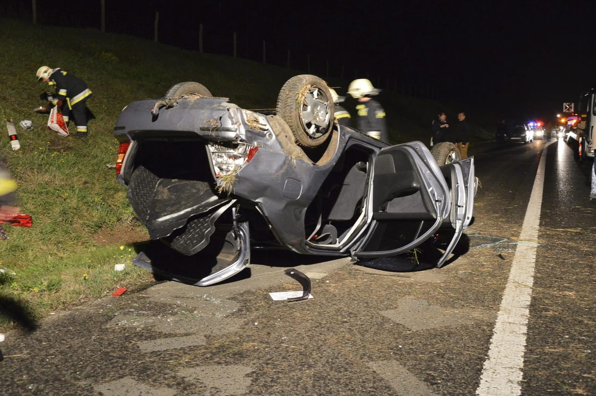 Fotó: alig ismerhető fel az M3-ason felborult autó