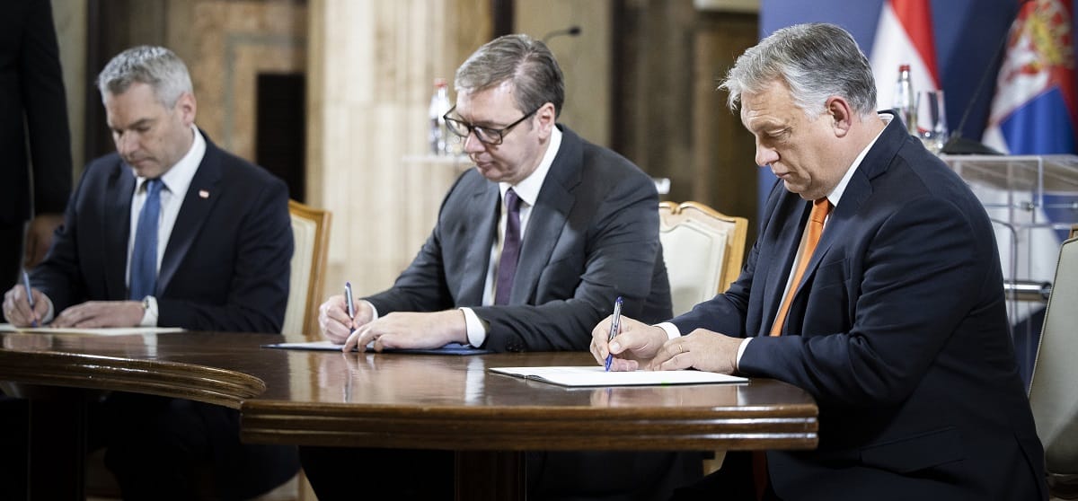 Orbán: „Veszélyben vagyunk gazdasági értelemben, de fizikai értelemben is”