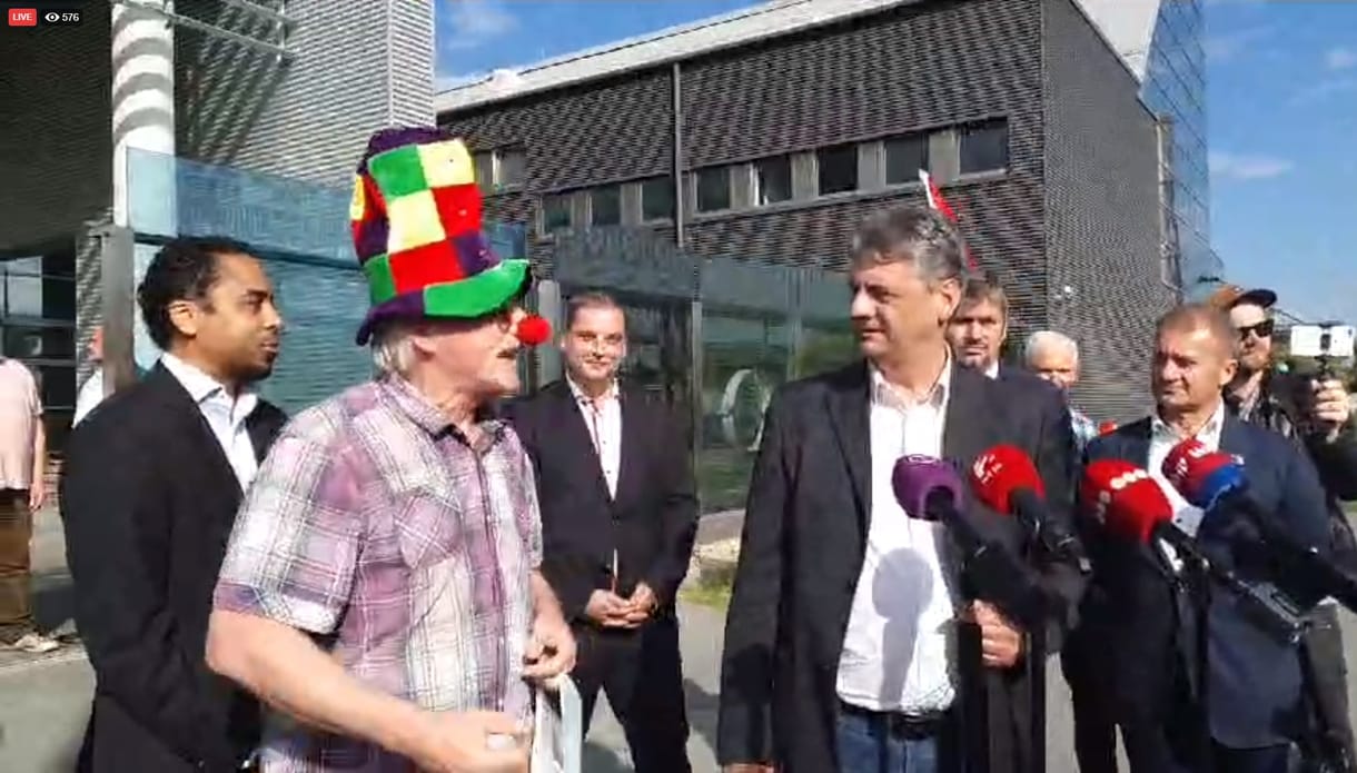 Videó: Bohócruhás férfi zavarta meg az ellenzéki sajtótájékoztatót az MTVA-nál
