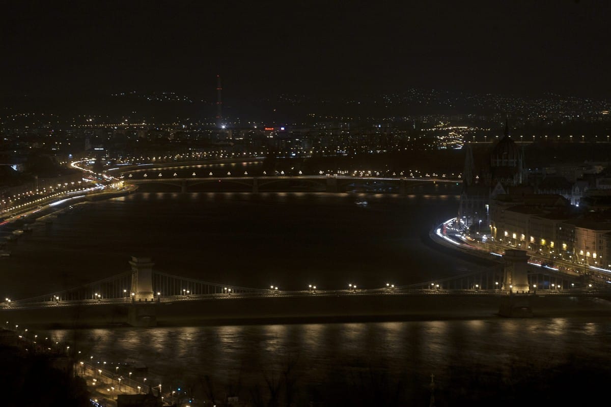 Egy órára elsötétül Budapest