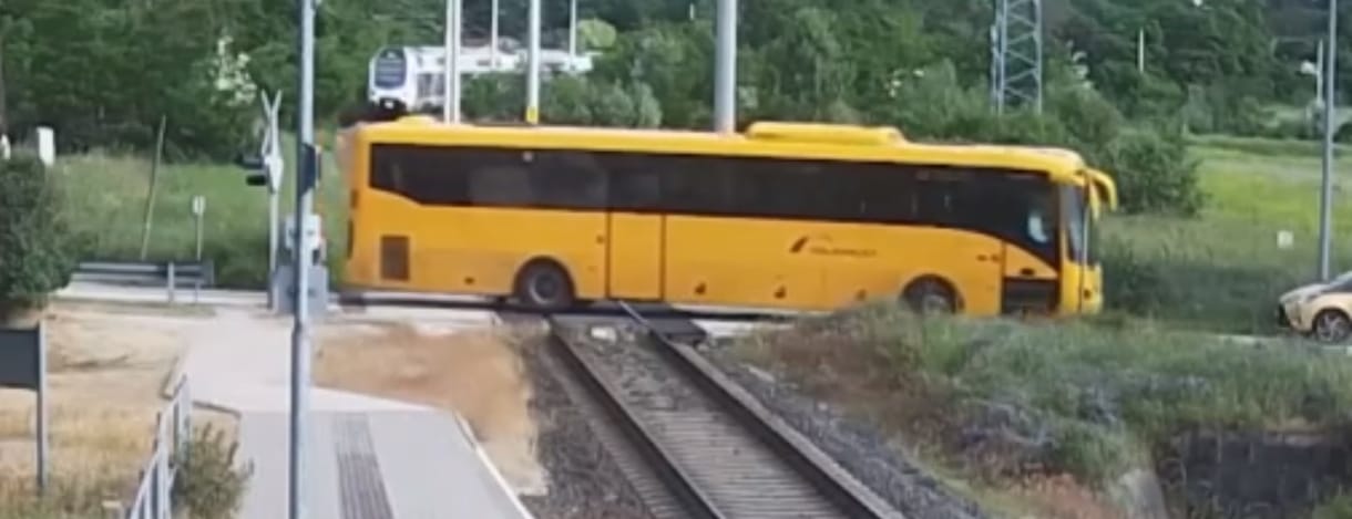 Örökre eltilthatják a vezetéstől a Volánbusz sofőrjét, aki a sorompót letörve hajtott a sínekre