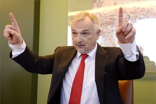 Több milliárd forintot fizetünk azért, hogy Hernádi Zsolték egy nagyot befektessenek
