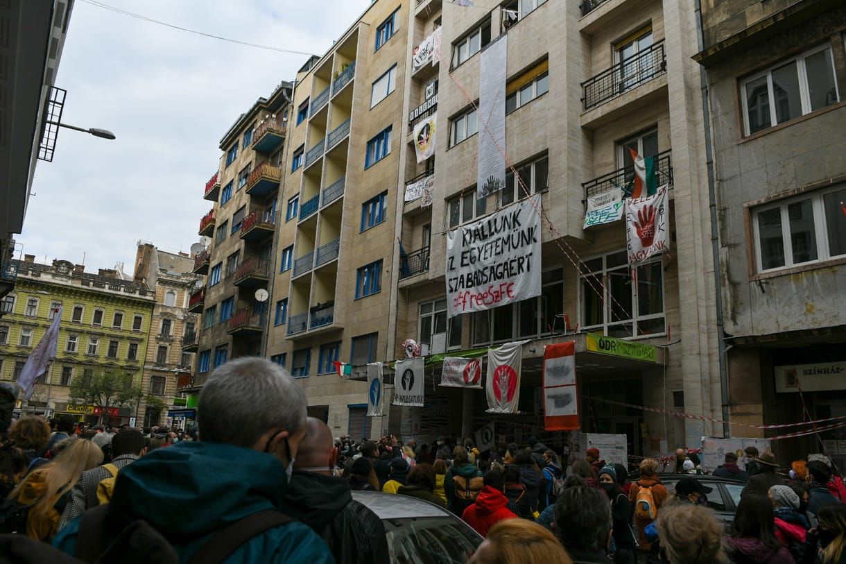 Libération – Az SZFE az orbáni cezarománia útjában áll