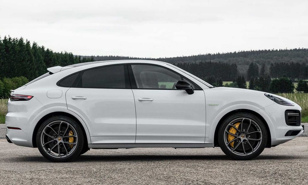 Nagyobb elektromos hatótávval támad a felfrissített hibrid Porsche Cayenne