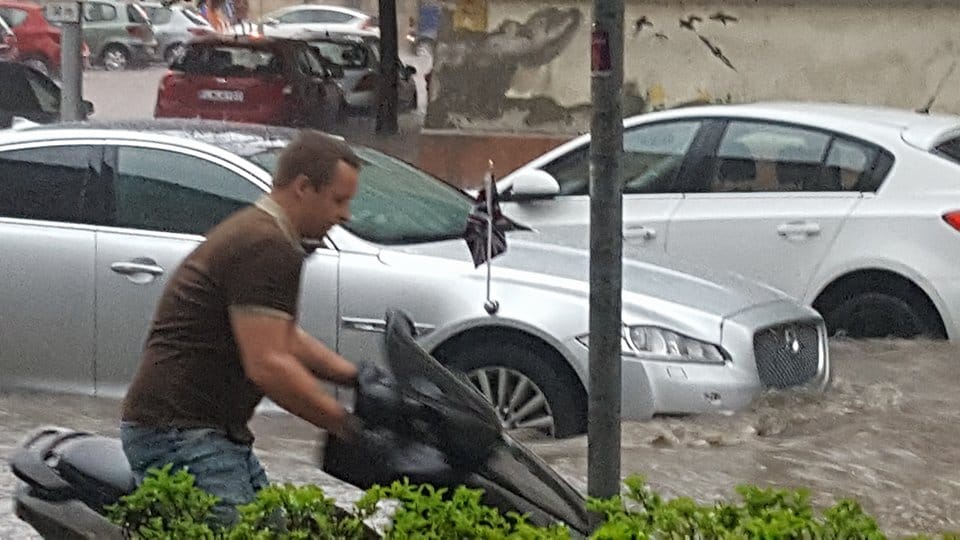 Nyolc autó és troli akadt el az esőben a Dózsa György útnál