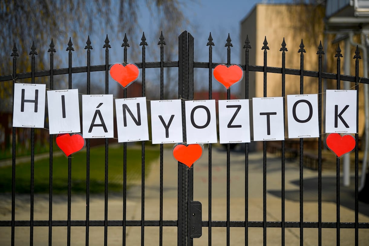„Hiányoztok” – üzenik a nyíracsádi tanárok az iskola kerítésére feszített molinón a diákoknak