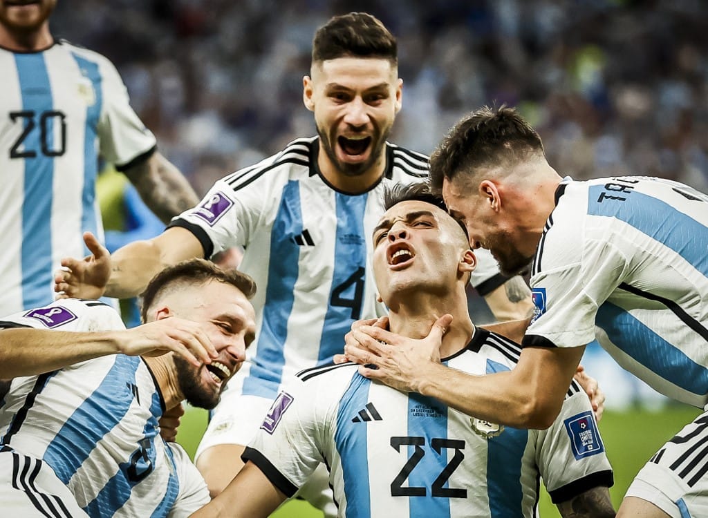 Hollandia kétgólos hátrányból még visszajött, de Argentína tizenegyesekkel bejutott az elődöntőbe