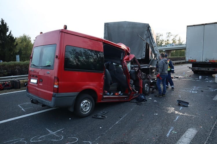 Öt halálos áldozata van az M1-esen történt balesetnek