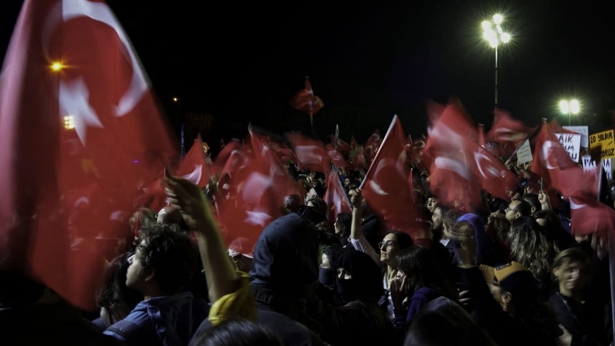 Kitoloncolták a forrongó Törökországból a BBC riporterét, mert a munkáját végezte