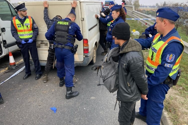 Lövöldözés, autós üldözés és TEK-es hajsza után fogtak el két embercsempészt Budapesten