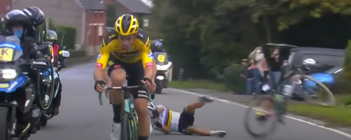 Két helyen tört el a kerékpáros világbajnok keze, miután egy hirtelen fékező motorossal ütközött – videó