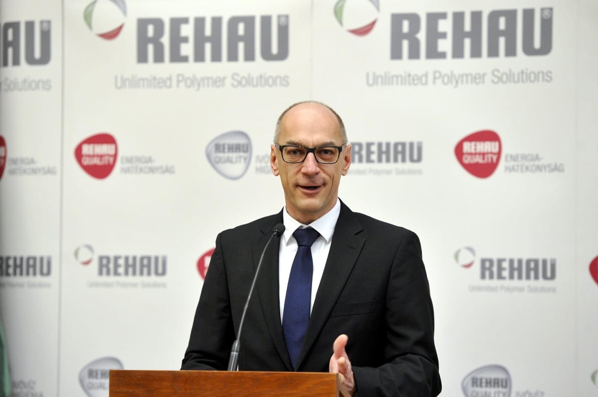 Rehau: hétszáz új munkahelyhez hétmilliárd állami támogatás