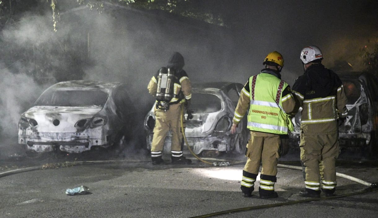 Autótüzek világítják meg a svéd éjszakát, Malmöben van a legnagyobb baj – fotó