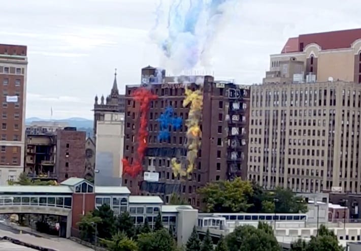 Gyönyörűen robbantottak fel egy amerikai hotelt