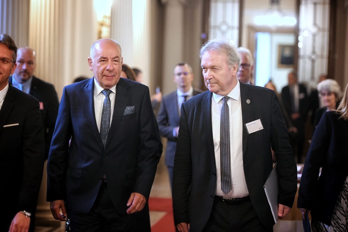 Pengeváltás az Akadémia ünnepi közgyűlésén: Freund odaszúrt, Hankó visszavágott