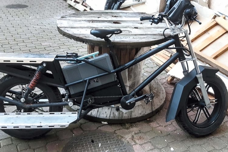 Többmilliós spéci bringát loptak el a VIII. kerületben, a tolvaj 10 ezer forintért passzolta tovább