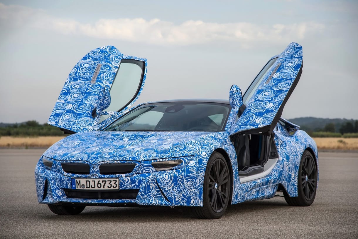 Két és fél litert fogyaszt a BMW hibrid szupersportautója