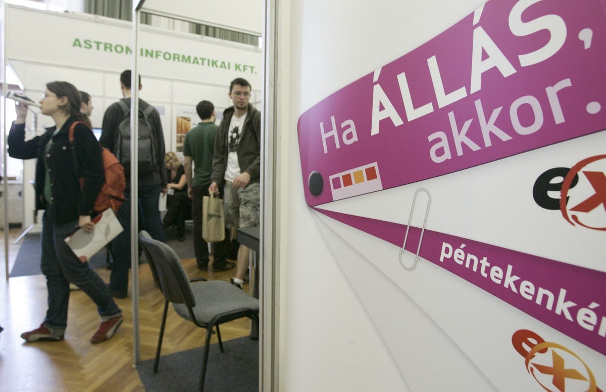 Négyből egy álláskereső még a reggeli mosakodás előtt átfutja a hirdetéseket