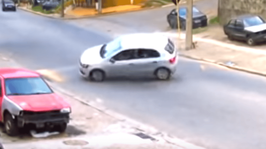 Videó: ennyire nem érdemes pánikba esni a fekvőrendőr miatt