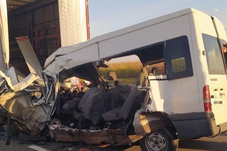 Öten meghaltak az M4-esen Abonynál egy balesetben