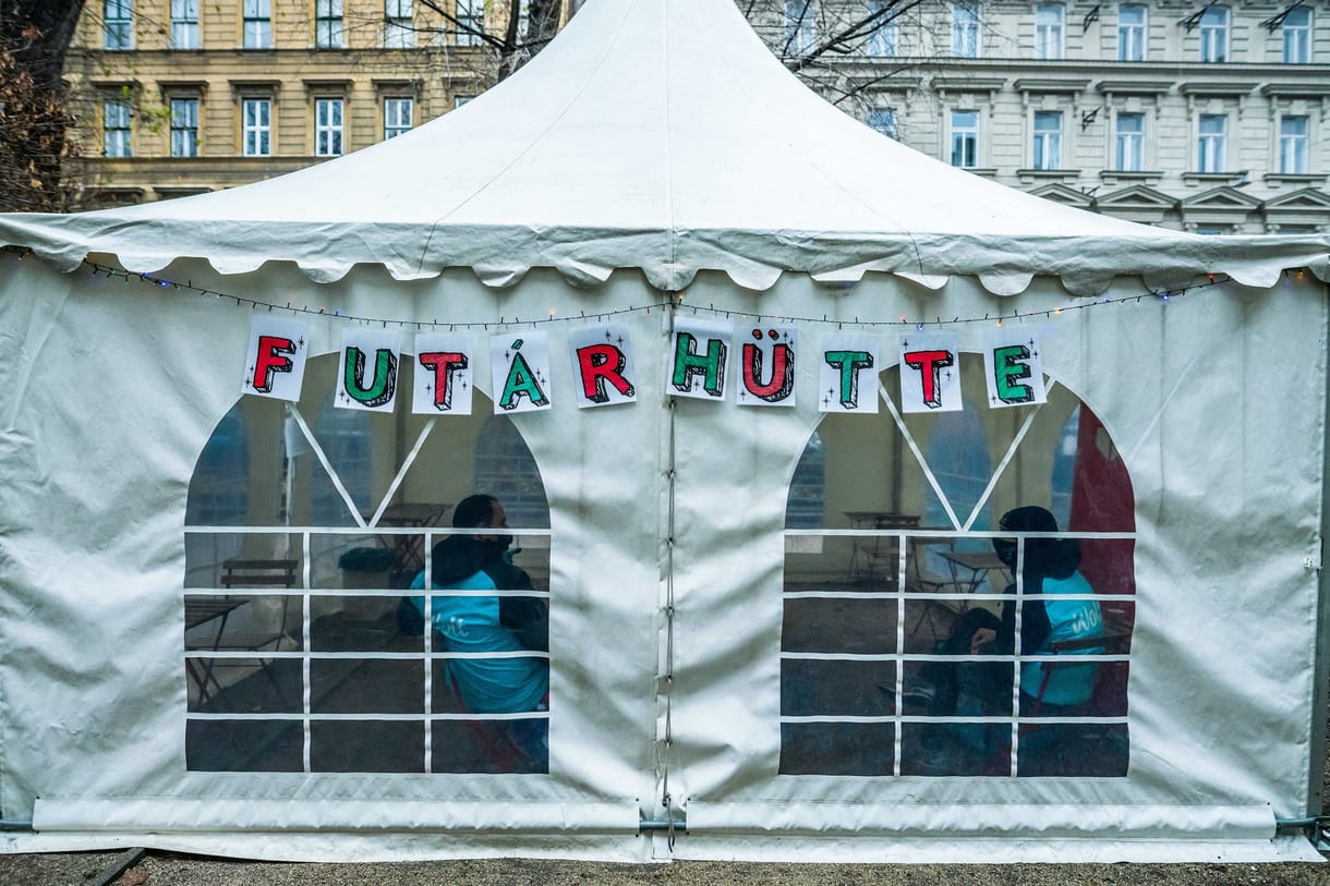 Futárhüttét nyitott az önkormányzat a budapesti Jókai téren