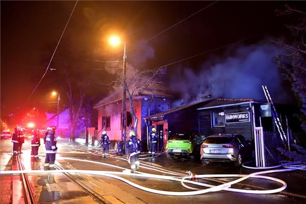 Kigyulladt két épület kedd hajnalban a XV. kerületben, egy ember meghalt