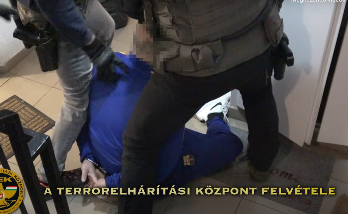 A TEK csapott le a mackónadrágos zsarolóra és társára