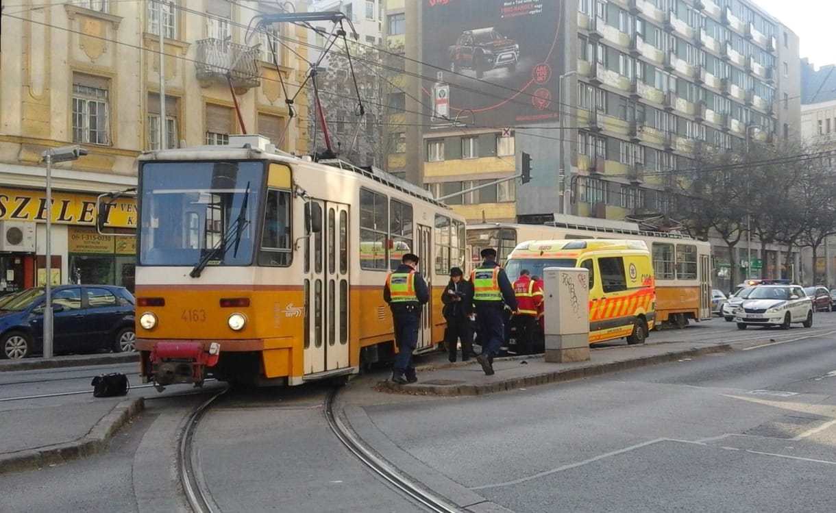 Mentővel karambolozott egy villamos a Margit körúton – fotók