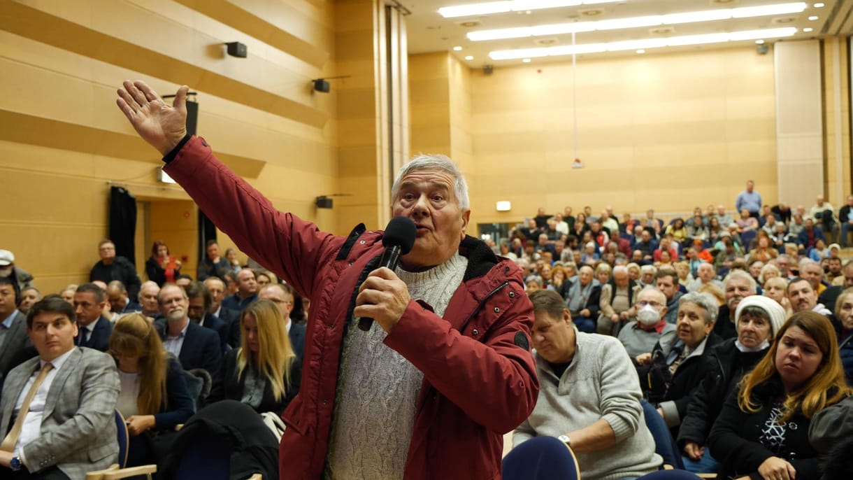 Rakják át Felcsútra, ha annyira biztonságos az akksigyár – forrtak az indulatok a debreceni lakossági fórumon
