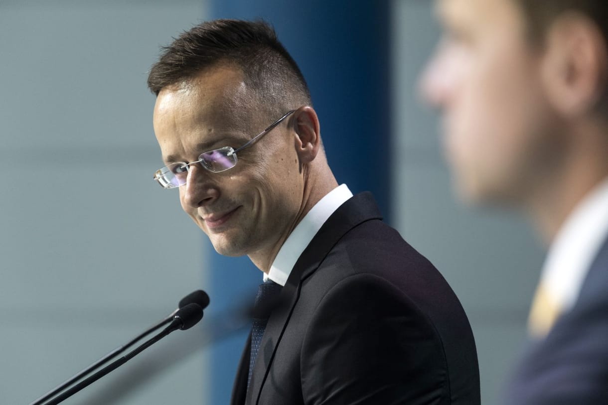 Orbán után Szijjártó is dühödten tagadja a WSJ állításait