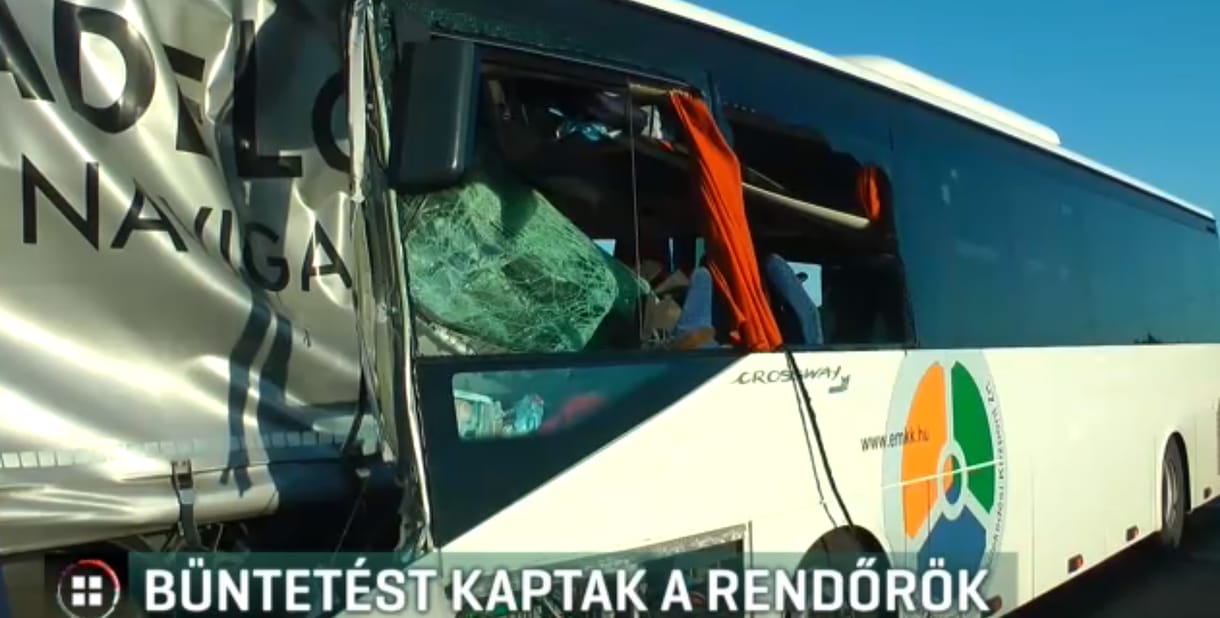 Túlélték a balesetet a készenléti rendőrök, aztán megbírságolták őket