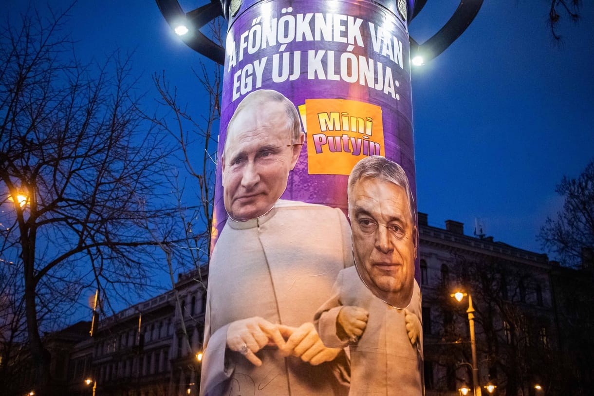 „Itt az új Putyin Show!” – akciózott a Momentum a kormánypárt plakátjainál