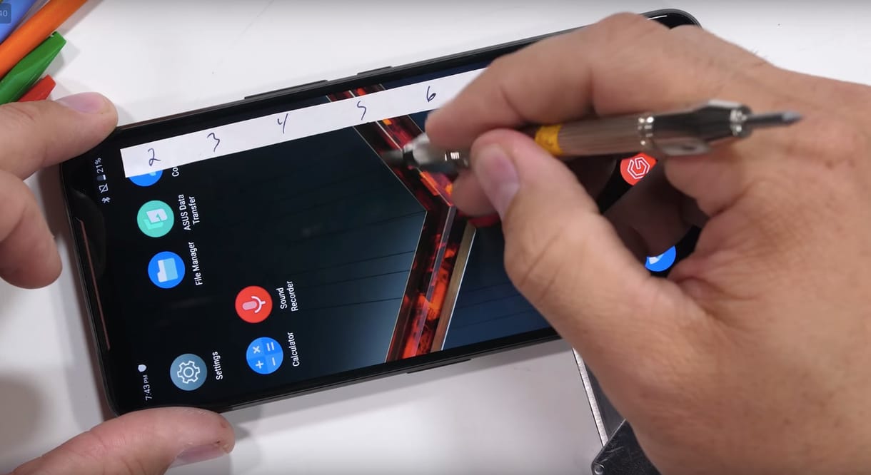 Karcolták, égették, törték: így bírja a gyűrődést az Asus ROG Phone II
