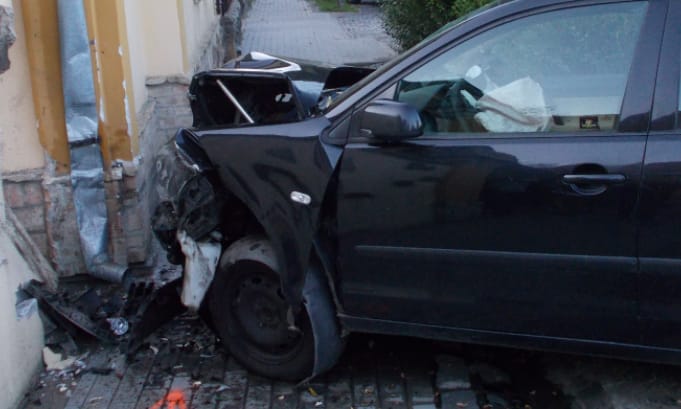 Nagy csattanás lett a vége a Budakalász fő útján történt versenyzésnek - fotók