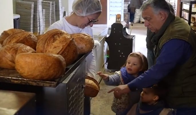 Orbán Viktor az unokáival toppant be a felcsúti pékhez (videó)