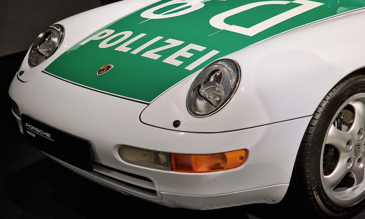 Ritka alkalom: bepattantunk egy kék villogós jubileumi Porsche 911 rendőrautóba