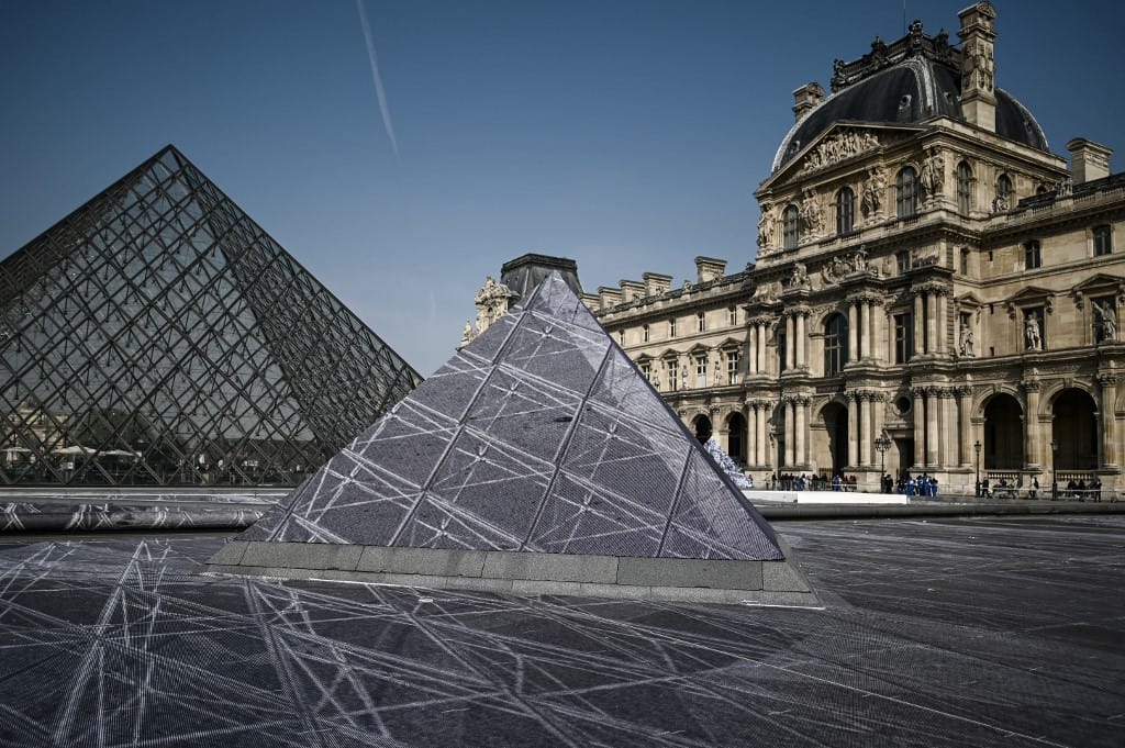 Szétbarmolták a turisták a Louvre előtti remekművet