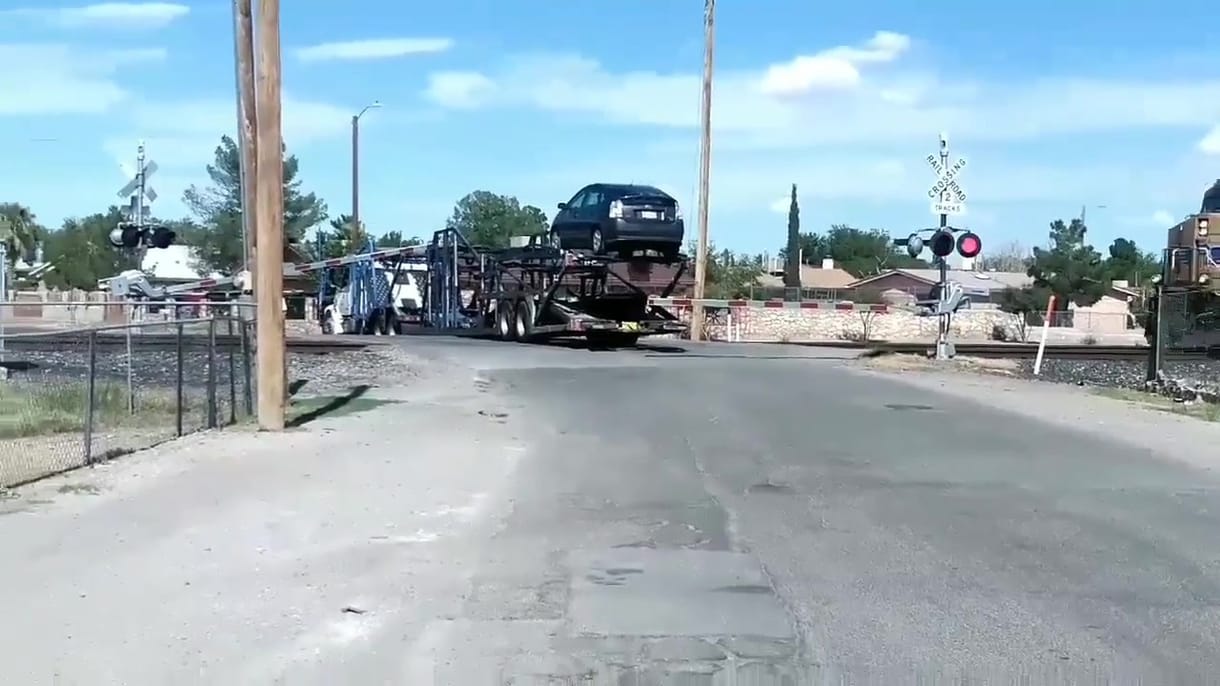 Nem ígér sok jót, ha valaki rátolat egy vasúti átjáróra – videó