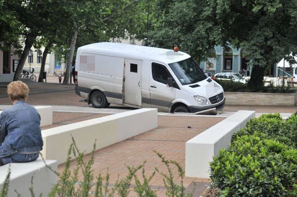 Beszakadt a szökőkút egy pénzszállító alatt Békéscsabán