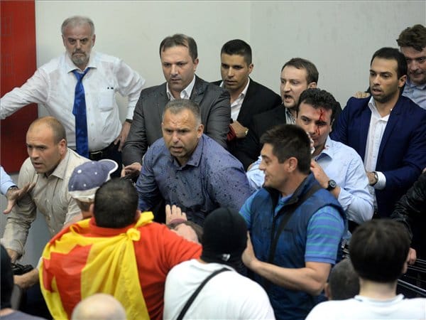Tüntetők törtek be a macedón parlamentbe, több képviselő megsérült