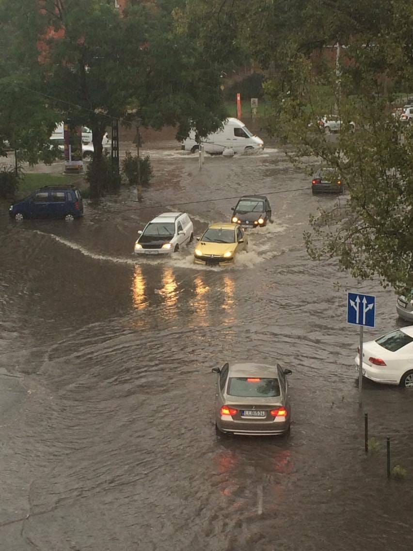 Nyári felhőszakadás: idén is tóvá változott Angyalföld főtere – fotók