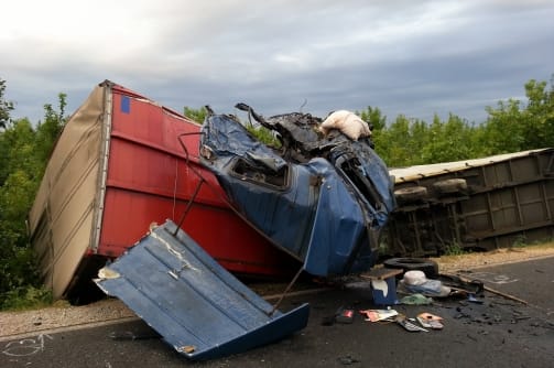 Fotó: Rommá törtek a nyerges vontatók, mindkét sofőr meghalt