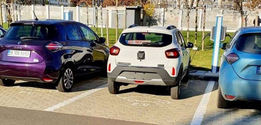 Két Renault között látszik igazán, mekkora a Dacia elektromos autója