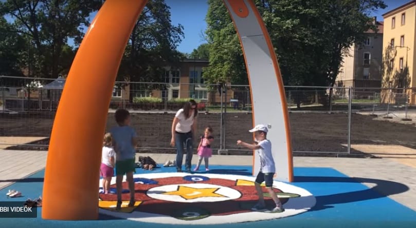 Beszél a kapu, matekot tanít a gép – játszótér, ami nagyon más, mint a többi