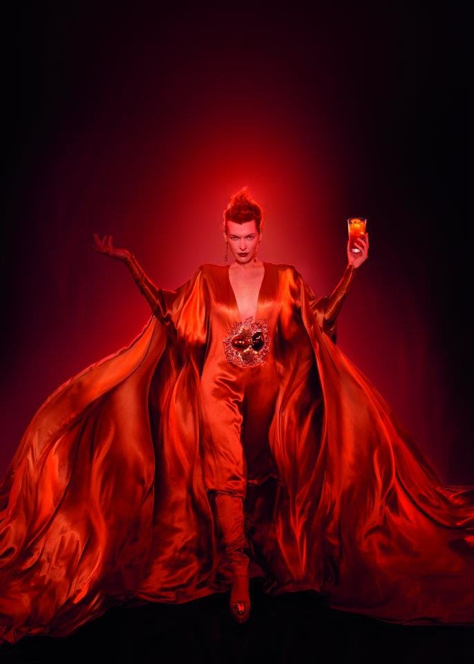 Világvége Milla Jovovich-csal: így készült a szexi Campari fotónaptár (videó)