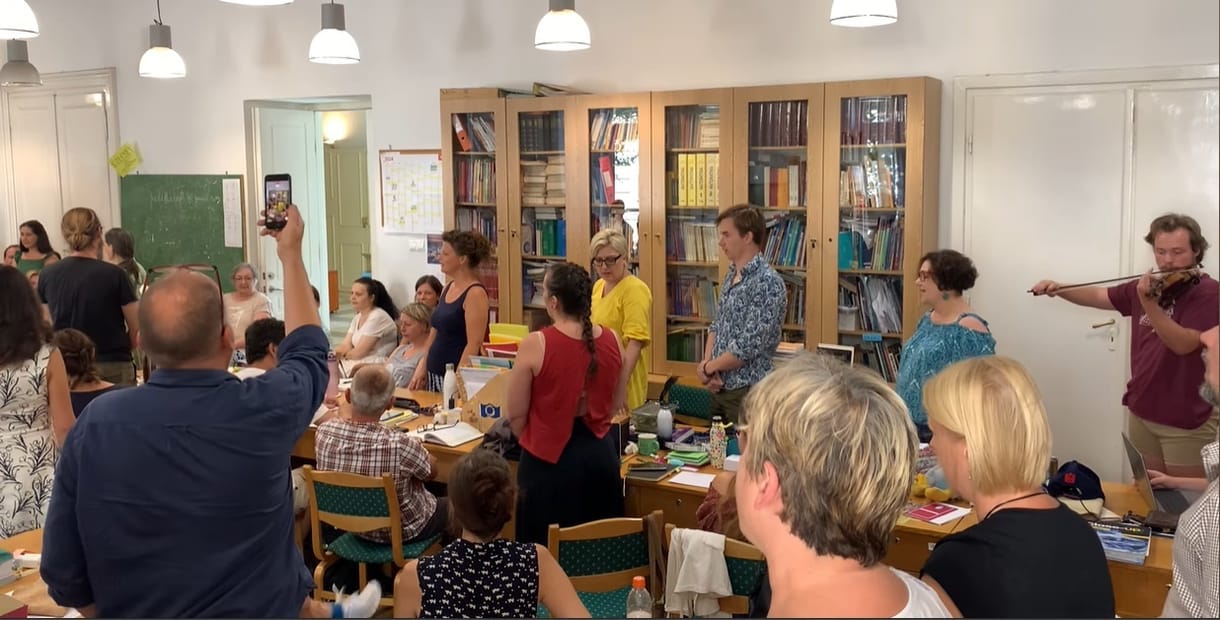Szomorú énekkel, hegedűszóval búcsúztatta a tantestület a Madách-gimnázium kirúgott igazgatóját - videó