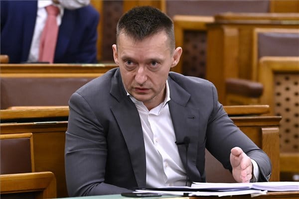 Rogán Antal: Nem azért foglalkoztunk a menekültekkel, mert fontosnak tartottuk, hanem mert erőltették