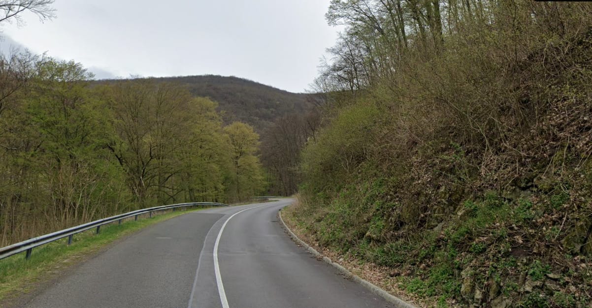 Összegyűlnek a motorosok az útszakasznál, ahonnan kitiltották őket Visegrádon