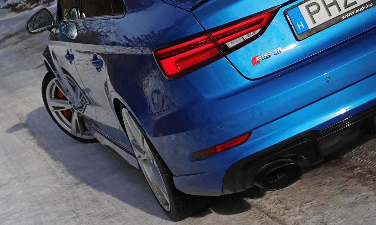 Kémfotókon az új méregzsák: 450 lóerővel támad a friss Audi RS3