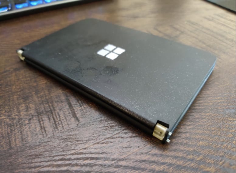 Valaki nem bírta kivárni a Microsoft Surface Duót, nyomtatott hát egyet